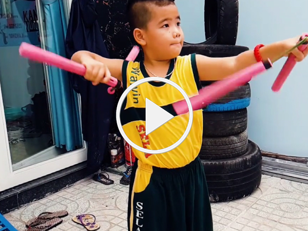 Video: Cậu bé 7 tuổi ở Sài Gòn múa côn điêu luyện