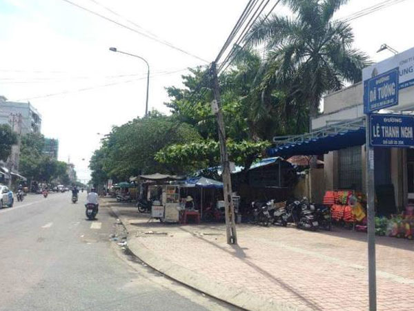 2 thanh niên bị ám sát bằng súng trên phố