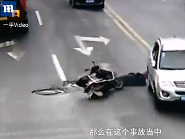 Clip: Ngã xe máy, bị ô tô chạy đè qua đầu vẫn sống