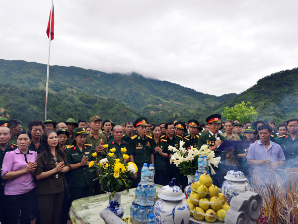 Cựu binh đội mưa thăm đồng đội yên nghỉ ở chiến trường Vị Xuyên