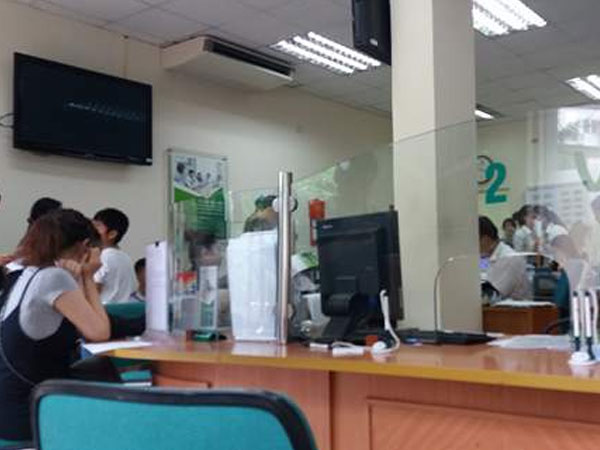 Hà Nội: Hai người phụ nữ choảng nhau ngay tại ngân hàng vì số thứ tự xếp hàng