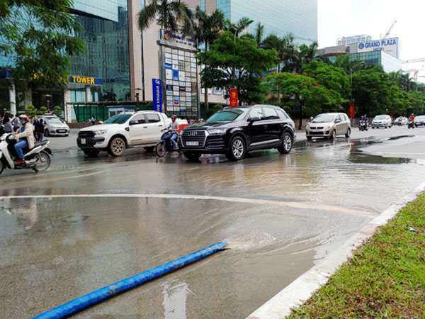 Hà Nội: Hàng nghìn hộ dân mất nước vì đơn vị thi công làm vỡ đường ống nước sạch Sông Đà