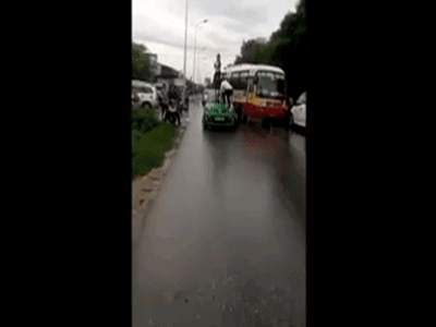 Hải Dương: Cô gái đứng trên nóc taxi nói lảm nhảm bị tài xế tát ngã xuống đất, đạp liên tiếp vào người