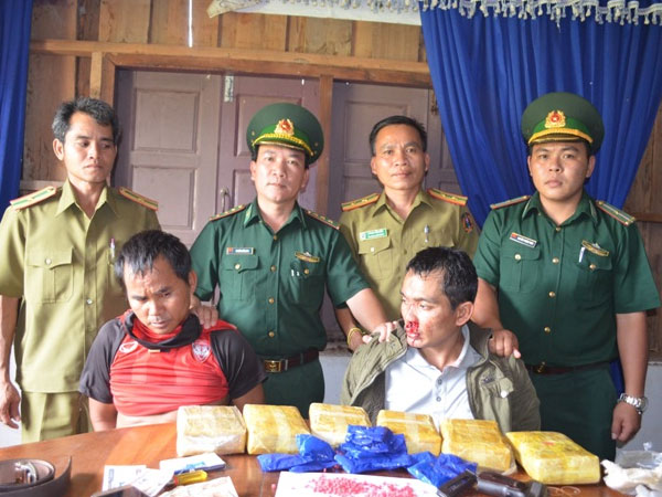 Mật phục, bắt nóng 2 đối tượng thủ súng "cõng" 40.000 viên ma túy