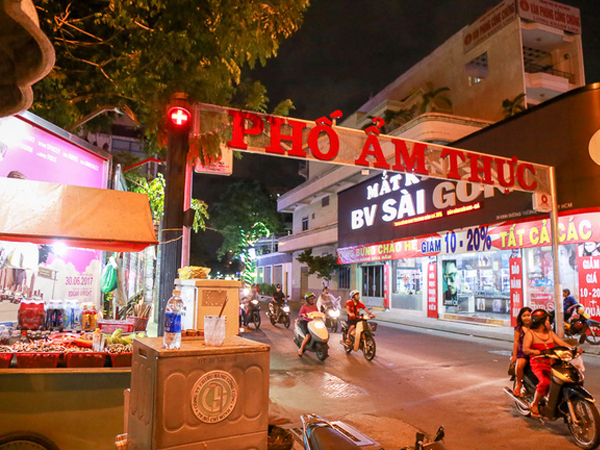 Phố ẩm thực hội tụ các món ăn 3 miền đầu tiên ở Sài Gòn có gì đặc biệt?