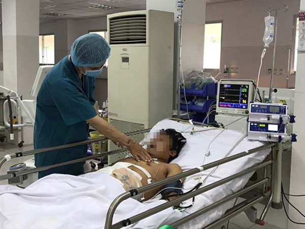 10 bác sĩ giành lại sự sống cho một thanh niên lúc 0 giờ