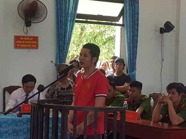 Chồng cầm dao cứa cổ vợ cũ ở quán chè nhận án chung thân