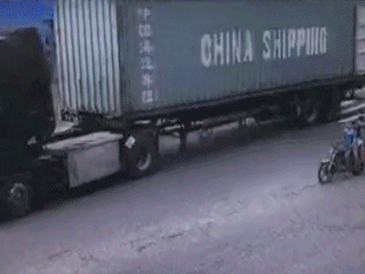 Đột ngột quay đầu, container kéo lê rồi đè nghiến lên chiếc xe máy bên cạnh khiến 1 người chết