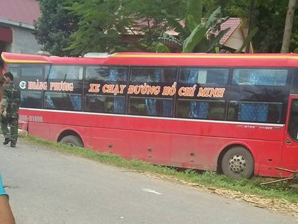 Hai mẹ con tử vong sau vụ va chạm xe khách
