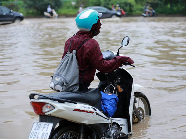 Mưa lớn trút xuống Hà Nội, đại lộ Thăng Long ngập trong biển nước