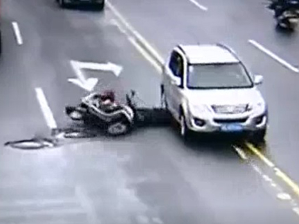 Ngã xe máy, bị ô tô chạy đè qua đầu vẫn sống