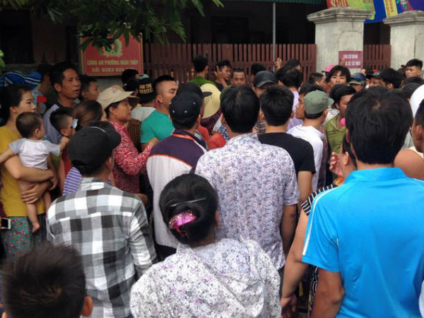 Nghi có người bắt cóc trẻ em, dân vây kín trụ sở công an phường