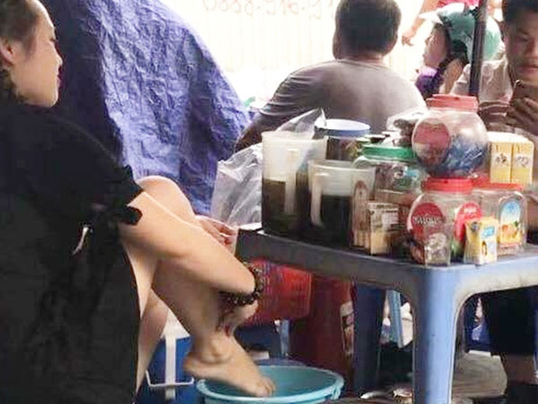 Quán trà vỉa hè bị dẹp sau khi nhân viên salon tóc dàn dựng clip "lấy nước rửa chân để pha trà cho khách"