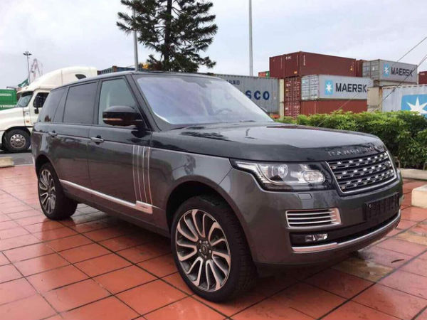 Range Rover SVAutobiography Hybrid đầu tiên được đưa về nước