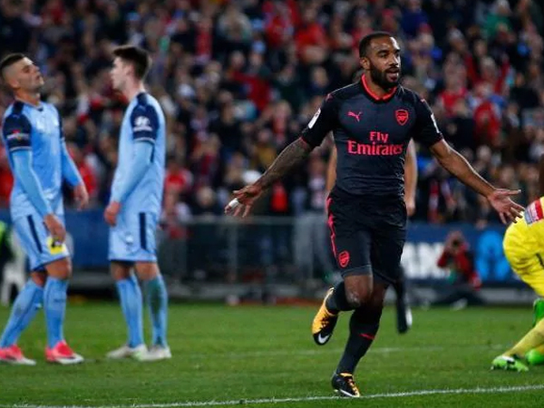 Tân binh Lacazette lập công trong trận ra mắt Arsenal