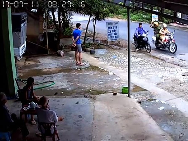 Truy đuổi người nước ngoài trộm xe máy như phim hành động