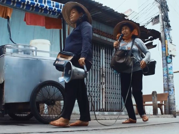 Xót xa người bà khiếm thị hát rong bán vé số lo tiền học cho 3 cháu