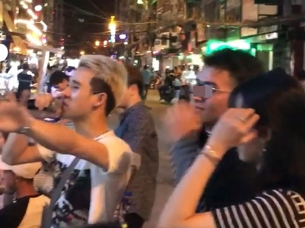 Chàng trai nhờ người lạ tỏ tình với bạn gái tại phố Tây Bùi Viện