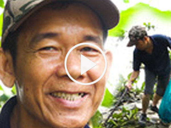 Clip: Chiếc gậy nam châm giúp ông bảo vệ mua gạo cho người nghèo