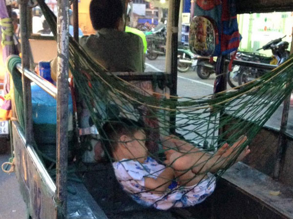 Hình ảnh xúc động: Giấc ngủ ngon lành của cậu bé trên chiếc võng phía sau xe ba gác của bố
