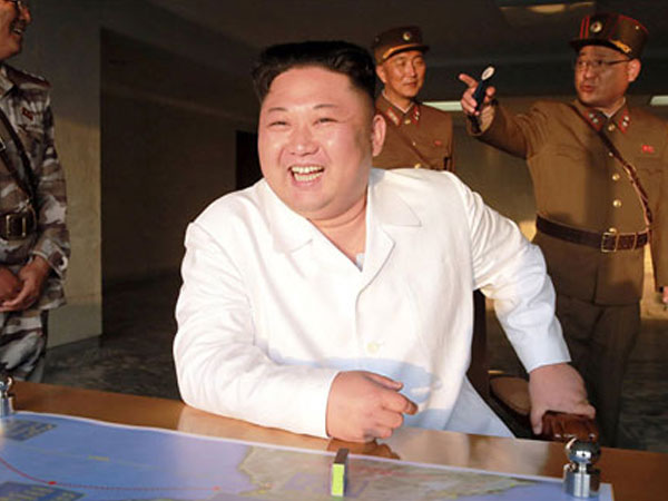 Kim Jong Un trọng thưởng các kỹ sư tên lửa thế nào?
