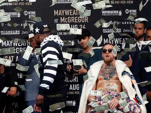 Mayweather ném tiền vào McGregor