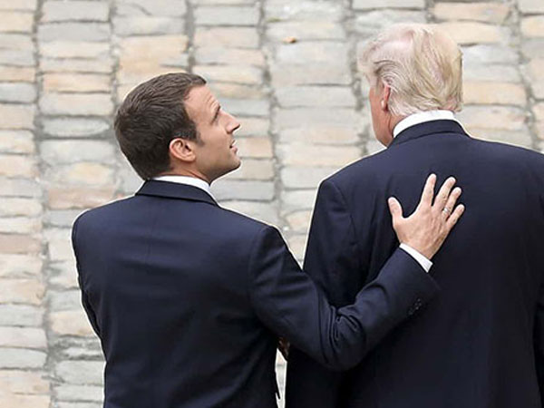 Phá thế bị cô lập, Trump chìa tay bằng hữu với Macron