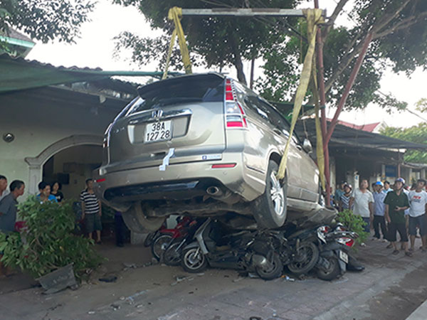 Tài xế lái ôtô CRV đè nát 12 xe máy phải đền bù 60 triệu đồng