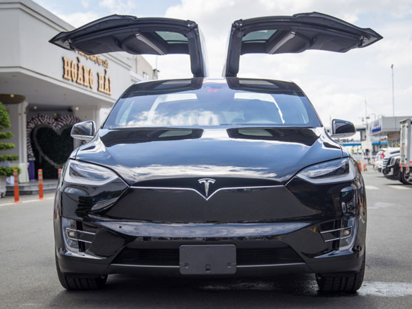 Tesla Model X - SUV chạy điện đầu tiên tại Sài Gòn