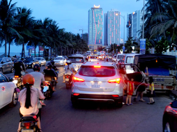Thiếu bãi đậu xe, ôtô tràn dưới lòng đường Đà Nẵng