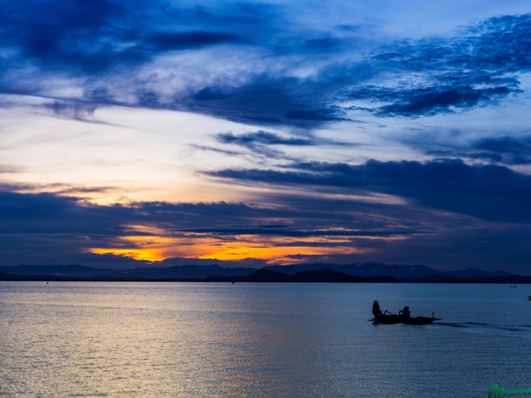 Bình minh tuyệt đẹp ở làng chài trên sông Đồng Nai