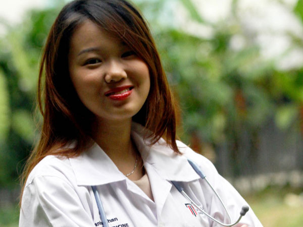 Cô gái 19 tuổi và cơ hội trở thành bác sĩ trẻ nhất Malaysia
