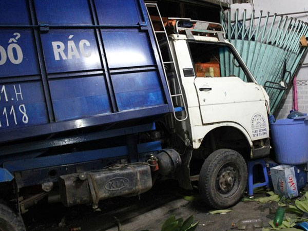 Container húc văng xe rác vào nhà dân trong đêm, 2 người bị thương