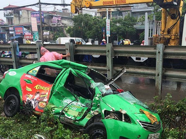 Hà Nội: Tàu hỏa kéo lê taxi, tài xế nguy kịch