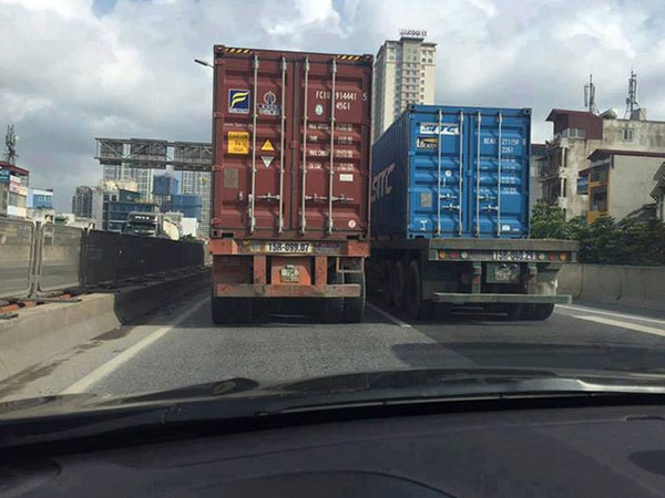 Hà Nội: Truy tìm 2 xe container chạy như... rùa ở đường trên cao