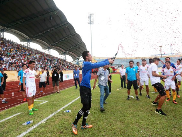 Nam Định thăng hạng V-League