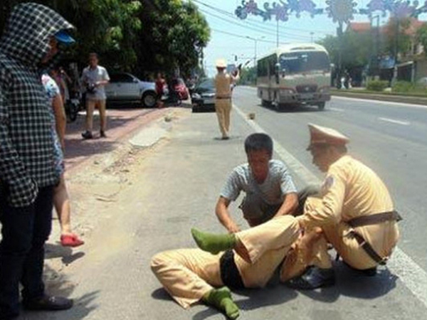Nam thanh niên điều khiển xe máy kéo lê CSGT trên đường