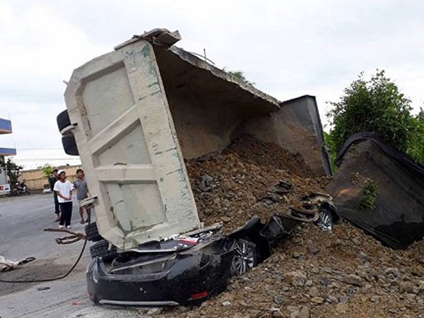 Nguyên nhân ban đầu vụ xe tải đè xe con khiến tài xế tử vong tại Nam Định