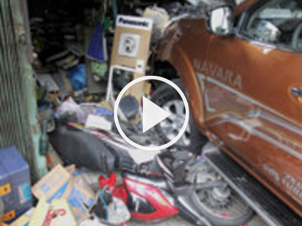 Video: Nhân chứng kể phút ôtô "điên" tông 8 xe rồi lao vào cửa hàng
