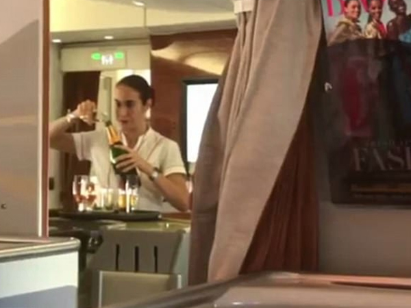 Nữ tiếp viên hàng không hãng Emirates bị bắt gặp rót rượu vang còn thừa ngược vào chai trên khoang VIP