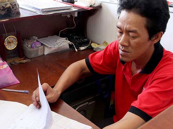 Táo tợn xông vào nhà dân dàn cảnh để cướp