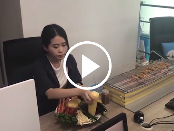Video: Thánh nữ công sở nướng thịt bằng bóng đèn gây choáng