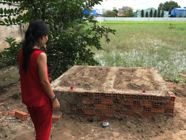 Vụ 2 anh em ôm nhau chết ở ruộng lúa: Người mẹ thất thần bên phần mộ mới đắp 2 con trai