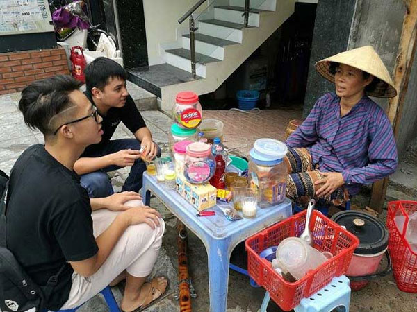 Vụ clip dùng nước rửa chân pha trà: Người quay clip ra trình diện