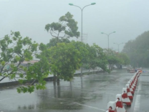 Bão số 2 tăng cấp, mưa giông đổ bộ vào nội thành Hà Nội chiều nay