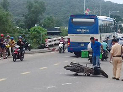 Đi viếng mộ, một phụ nữ 24 tuổi bị xe khách cán ngang bụng ở Phú Quốc