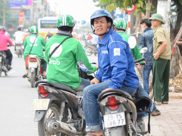 Hà Nội cấm dịch vụ đi chung xe của Uber, Grab