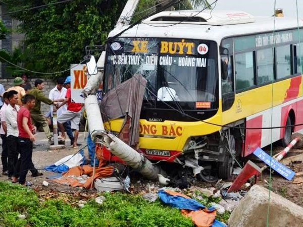Nghệ An: Kinh hoàng xe buýt tông lái xe ôm bay xuống sông chết thảm
