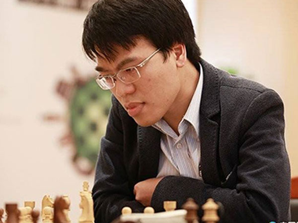 Quang Liêm bất ngờ hạ gục ĐKVĐ cờ nhanh thế giới