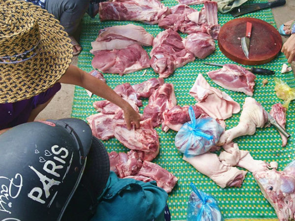 Thực hư chuyện thịt heo 100.000/3kg bán tràn lan khắp lề đường Sài Gòn